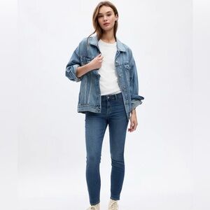 Vintage GAP Ladies Slim Fit Jean in Stonewash with Distressed Look.